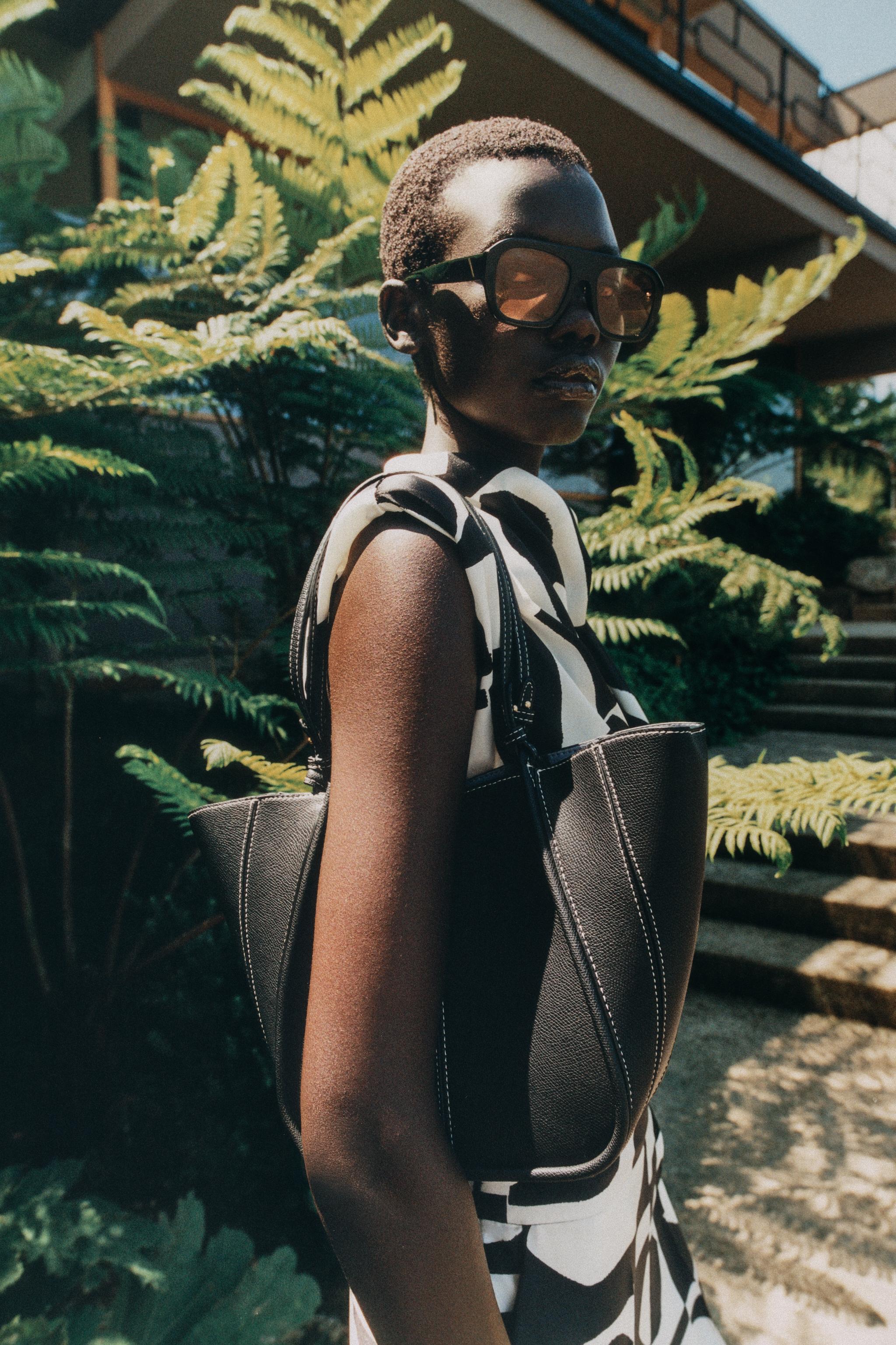 SHOULDER STRAP DETAIL TOTEBAG