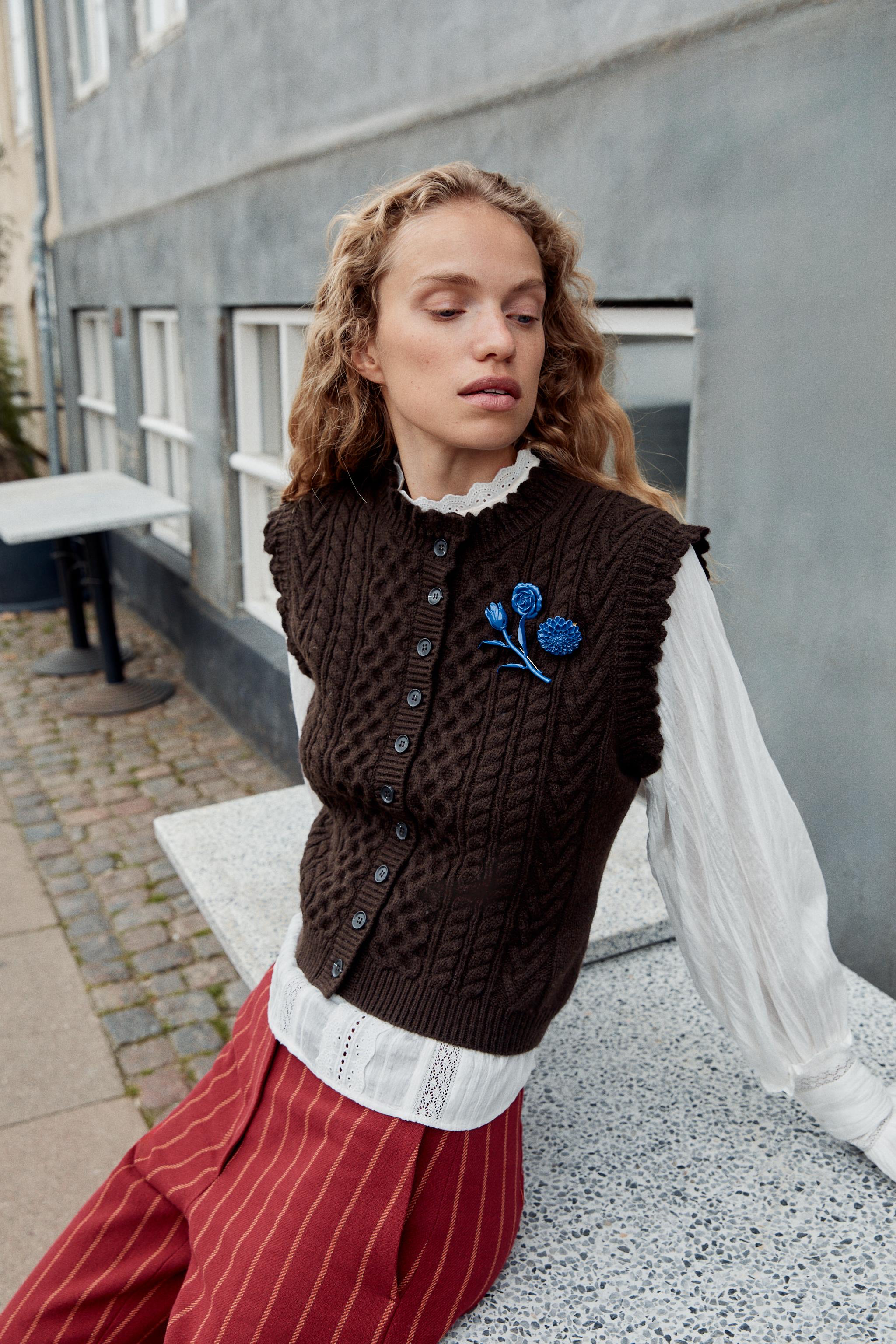 CABLE-KNIT WAISTCOAT WITH RUFFLE